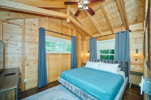 Un dormitorio con una cama y un ventilador de techo. en Dollybrook 2 Pet Friendly Community Pool Groups Welcome, en Fennville 31 fotos más