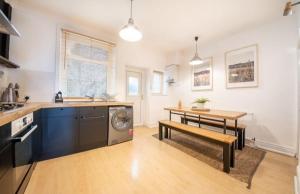 Dapur atau dapur kecil di Poppy's Cottage