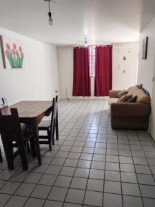 a living room with a table and a couch at Casa de tres habitaciones por infonavit constituyentes in Uruapan del Progreso