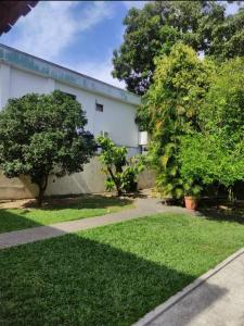 Zahrada ubytování Casa em Jacarepaguá excelente para desfrutar o Rio de Janeiro + 12 fotografií