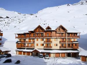ein Gebäude auf einem schneebedeckten Berg in der Unterkunft Résidence Le Peclet - LE PECLET APPARTEMENT SPACIEUX ET TRES BEAU MAE-7441 in Val Thorens
