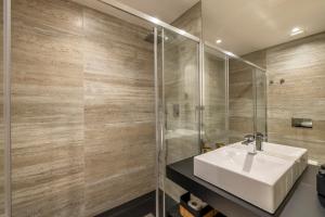 een badkamer met wastafel en douche bij Chãos Design By Minho's Guest in Braga +17 foto's