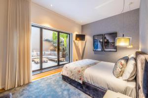 een hotelkamer met een bed en een groot raam bij Chãos Design By Minho's Guest in Braga