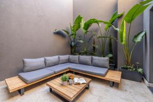 een woonkamer met een blauwe bank en een tafel bij Chãos Design By Minho's Guest in Braga