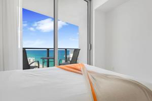 Amazing Oceanfront Views From 24th floor!客房内的一张或多张床位