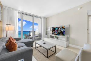 好莱坞Amazing Oceanfront Views From 24th floor!的带沙发和桌子的客厅