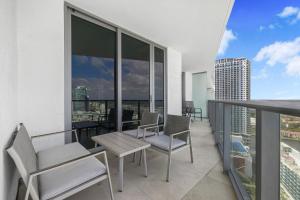 Amazing Oceanfront Views From 24th floor!的阳台或露台