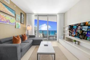 Amazing Oceanfront Views From 24th floor!的休息区