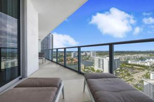Amazing Oceanfront Views From 24th floor!的阳台或露台