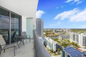Amazing Oceanfront Views From 24th floor!的阳台或露台