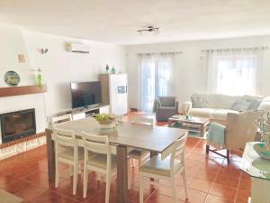 un soggiorno con un tavolo e un divano di Sunset Chateau -Piscina Aquecida, Vista Mar ad Atouguia da Baleia Altre 37 foto