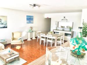 un soggiorno con un tavolo e una sala da pranzo di Sunset Chateau -Piscina Aquecida, Vista Mar ad Atouguia da Baleia