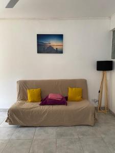 Un televizor și/sau centru de divertisment la Aquaverde éco et confort- Bas de villa avec jardin et parking