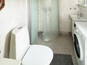 un bagno con WC e lavatrice di Holiday home SÖLVESBORG XVI a Sölvesborg