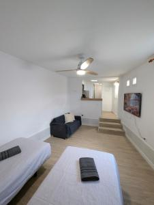 Giường trong phòng chung tại Apartment located near the beach