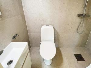 Bany a 3 person holiday home in Sölvesborg-By Traum