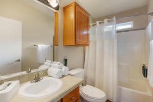 Ένα μπάνιο στο PVC at The Roundhouse Resort +11 φωτογραφίες