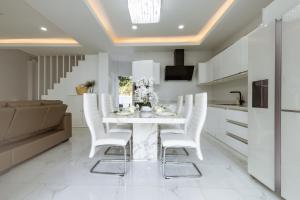 TV a/nebo společenská místnost v ubytování Koh Chang Luxury Pool Villas Premium