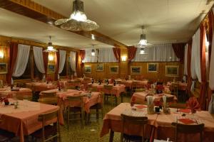 Reštaurácia alebo iné gastronomické zariadenie v ubytovaní Hotel Gufo