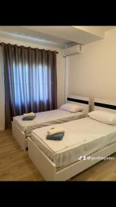 Giường trong phòng chung tại Genti Apartament