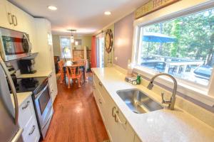 Kuchyň nebo kuchyňský kout v ubytování Home Near Oceanside Beaches Dog Friendly