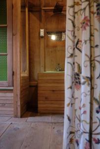 Koupelna v ubytování OMAR KHAYYAM HOUSEBOAT RETREAT and FAVELA HEADROOMS