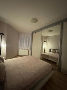 Postel nebo postele na pokoji v ubytování Jokica apartmani