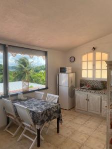 Η κουζίνα ή μικρή κουζίνα στο LA VILLA OUF - VUE SUR LE DIAMANT, St-Anne