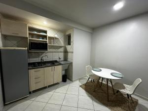 Kuchyň nebo kuchyňský kout v ubytování LOFT no Centro de Cascavel