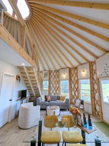 Χώρος καθιστικού στο Magical-Upscale-Yurt-Private-View-Hot Tub-Fire Pit