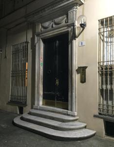 een zwarte deur aan de zijkant van een gebouw bij La Casa di Einstein in Genua