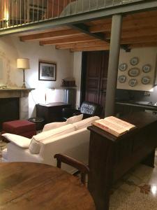 een woonkamer met een bank en een tafel bij La Casa di Einstein in Genua