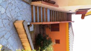 eine Außenansicht eines Gebäudes mit einer orangefarbenen Tür in der Unterkunft Verande Tanca Torre in Isola Rossa