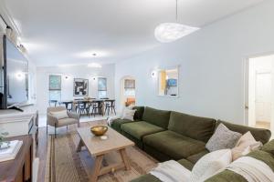 Ruang duduk di Elegant Pool House in Cape May- 12 people
