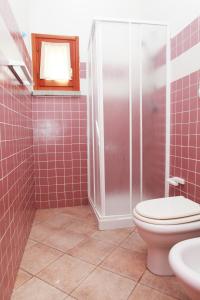 イーゾラ・ロッサにあるVerande Tanca Torreのバスルーム(シャワー、トイレ、シンク付)