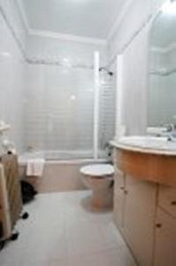 AzuagaにあるHostal Jiménezのバスルーム(トイレ、洗面台、シャワー付)