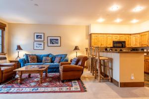 Η κουζίνα ή μικρή κουζίνα στο Westridge Condo 11