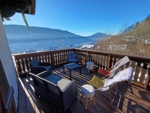 a balcony with chairs and a view of the ocean at La fruitière in Verchaix