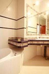 y baño con lavabo y espejo. en Hostal Jiménez, en Azuaga