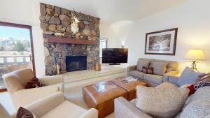 Μια τηλεόραση ή/και κέντρο ψυχαγωγίας στο Wildflower Condo 662 - 2 Bedrooms