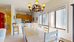 Η κουζίνα ή μικρή κουζίνα στο Wildflower Condo 662 - 2 Bedrooms