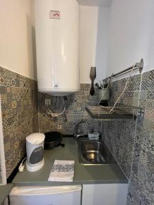 a small kitchen with a sink and a counter at PEROLA DA MUSICA ESTUDIO in Setúbal +10 photos