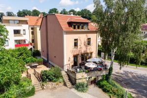 an aerial view of a house with an umbrella at ElbApartments - Sächsische Schweiz - Ferienwohnungen zum Malerweg - Bastei Urlaub in Pirna