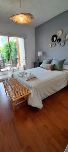 マル・デル・プラタにあるCasa Lapridaの木製の床と大きなベッドのある寝室 +20枚の写真