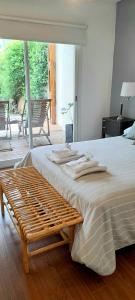 マル・デル・プラタにあるCasa Lapridaの大型ベッド(タオル付)