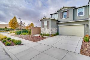特雷西Newly Built Tracy Home with Backyard and Pool Access!的有车道和车库的房子