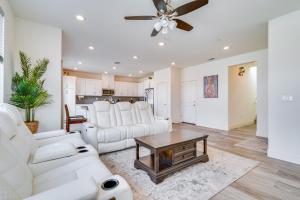 Newly Built Tracy Home with Backyard and Pool Access!的休息区