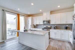 Newly Built Tracy Home with Backyard and Pool Access!的厨房或小厨房