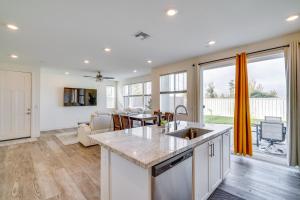 Newly Built Tracy Home with Backyard and Pool Access!的厨房或小厨房