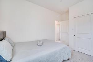 Newly Built Tracy Home with Backyard and Pool Access!客房内的一张或多张床位